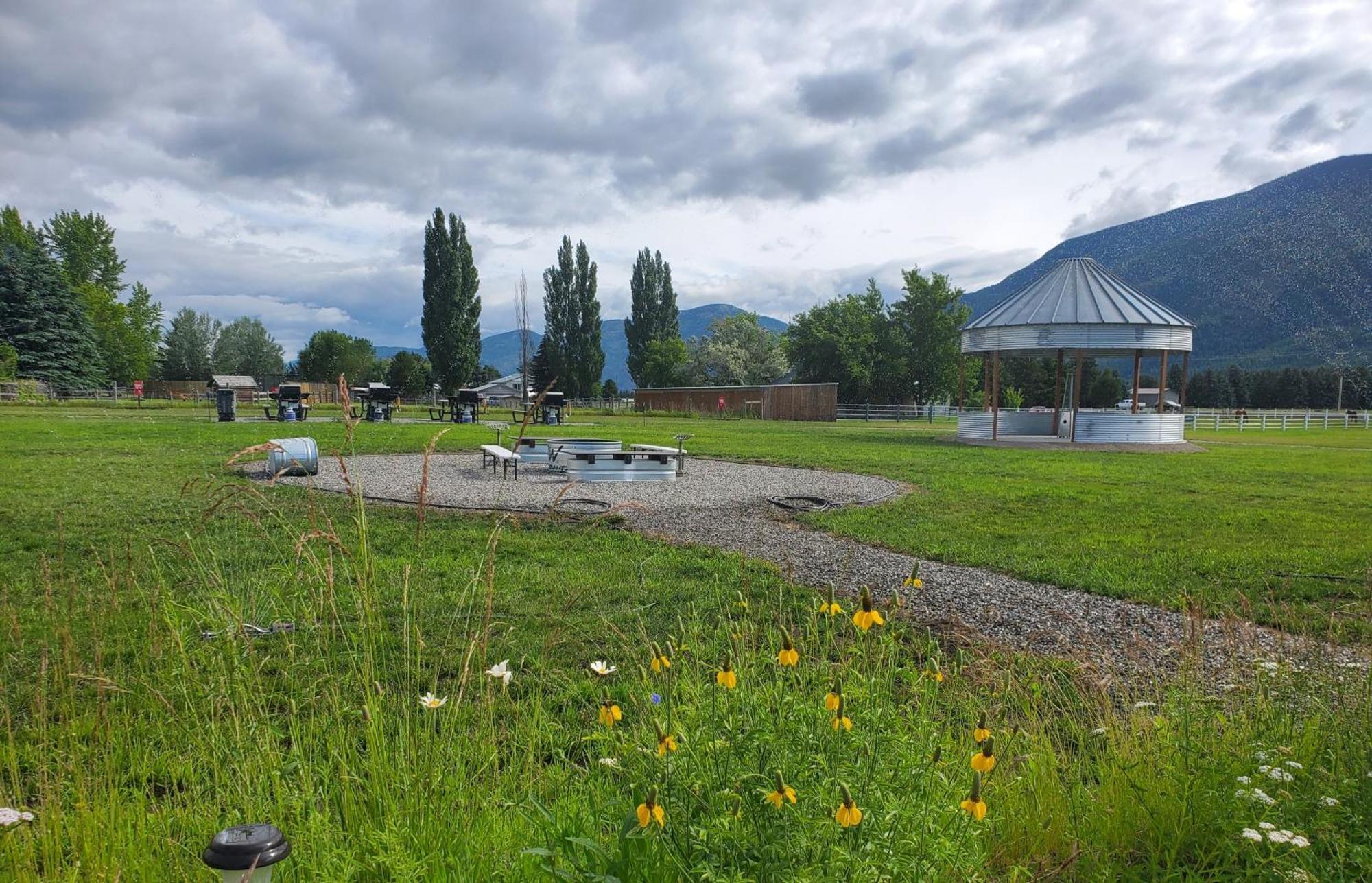 Glacier Acres Guest Ranch Columbia Falls Buitenkant foto